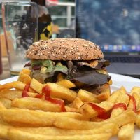 The Pyrenees Mountain Burger avec Chips The Pyrenees Mountain Burger avec Chips